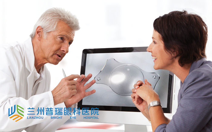 三焦點(diǎn)晶體：看報(bào)、打球、看風(fēng)景視力都很清晰
